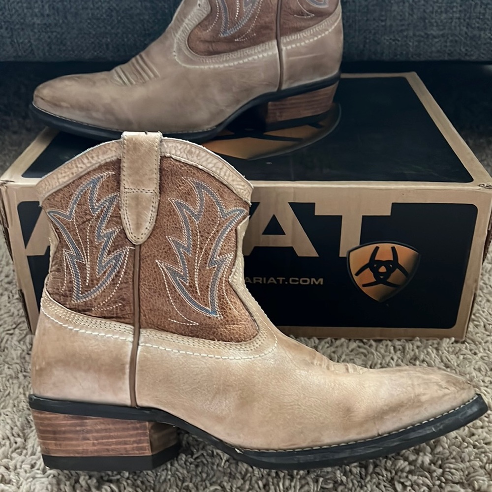 Womens Ariat Billie boot with lt blue and white stitching
